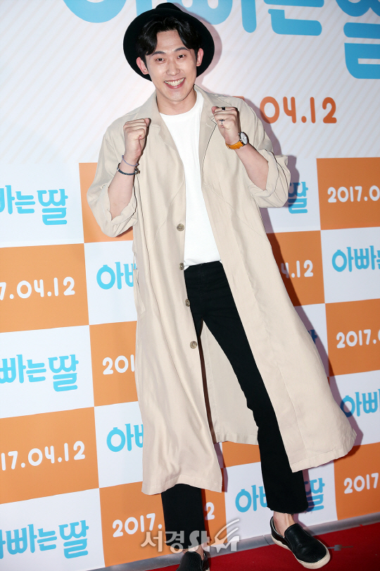 배우 민진웅이 영화 ‘아빠는 딸’ VIP 시사회에서 포즈를 취하고 있다.