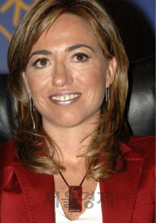 스페인 첫 여성 국방부 장관 카르메 차콘
