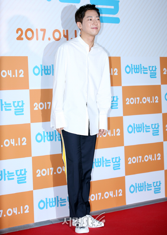 배우 이상엽이 영화 ‘아빠는 딸’ VIP 시사회에서 포즈를 취하고 있다.