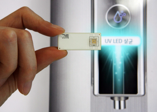 LG이노텍이 양산에 돌입한 정수기 콕 살균용 UV 발광다이오드(LED)모듈. 자외선으로 콕 내부를 직접 살균할 수 있도록 인체에 무해한 소형 LED에 전자회로기판 등을 결합해 맞춤 설계했다. /사진제공=LG이노텍