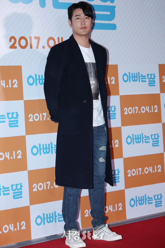 배우 조한선이 영화 ‘아빠는 딸’ VIP 시사회에서 포즈를 취하고 있다.
