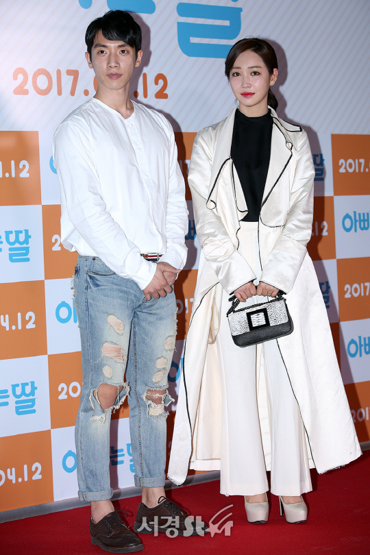 배우 윤재형, 이유리가 영화 ‘아빠는 딸’ VIP 시사회에서 포즈를 취하고 있다.