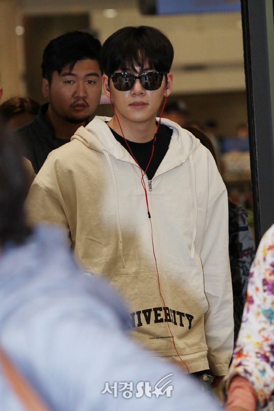 배우 지창욱이 10일 오후 인천 중구 운서동에 위치한 인천국제공항을 통해 홍콩 팬미팅을 마치고 입국하고 있다.