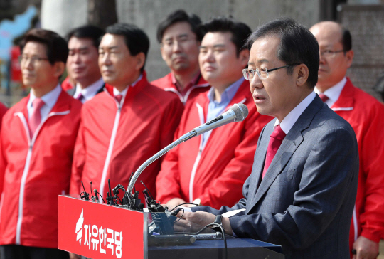 홍준표 자유한국당 대통령 후보가 11일 오전 파주 임진각 테마공원에서 ‘보수우파 대통합 대국민 호소문’을 발표하고 있다./연합뉴스