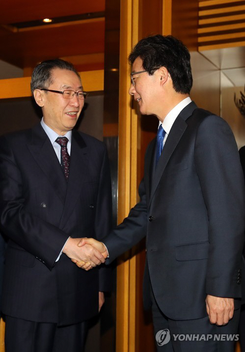 중국 외교부 한반도사무특별대표 우다웨이와 바른정당 유승민 대선후보 /연합뉴스