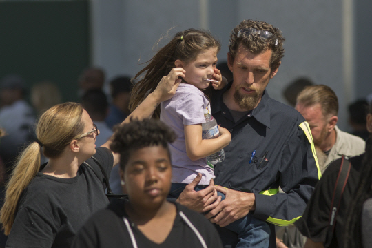 10일(현지시간) 미 캘리포니아주 샌버너디노의 한 초등학교 교실에서 총격이 발생해 학생들이 긴급히 대피하고 있다. /AFP연합뉴스