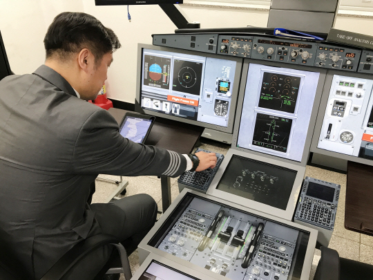 에어부산 운항승무원이 태블릿 PC를 사용한 EFB(전자비행정보)를 시연하고 있다./사진제공=에어부산
