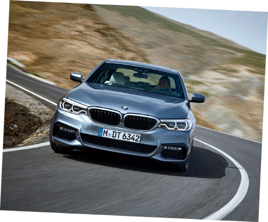 BMW 뉴 5 시리즈는 자율주행 기술에 한 걸음 더 다가선 ‘드라이빙 어시스턴트 플러스 시스템’을 장착했다.