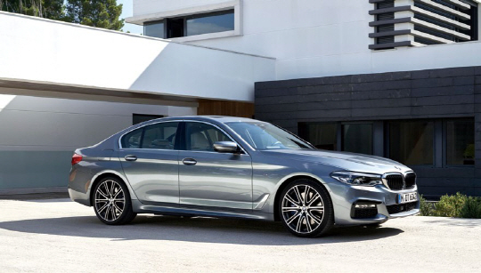 BMW 뉴 5 시리즈는 우아하면서도 스포티한 외관 디자인이 인상적이다.
