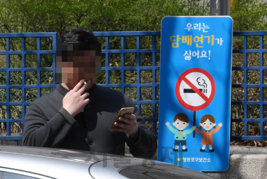 4일 서울 여의도의 한 금연 거리에서 시민들이 담배를 피우고 있다./권욱기자
