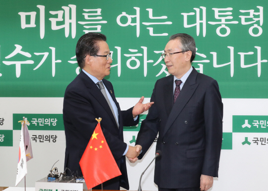 박지원 국민의당 대표가 11일 국회에서 우다웨이 중국 외교부 한반도사무특별대표를 만나 인사하고 있다. /연합뉴스