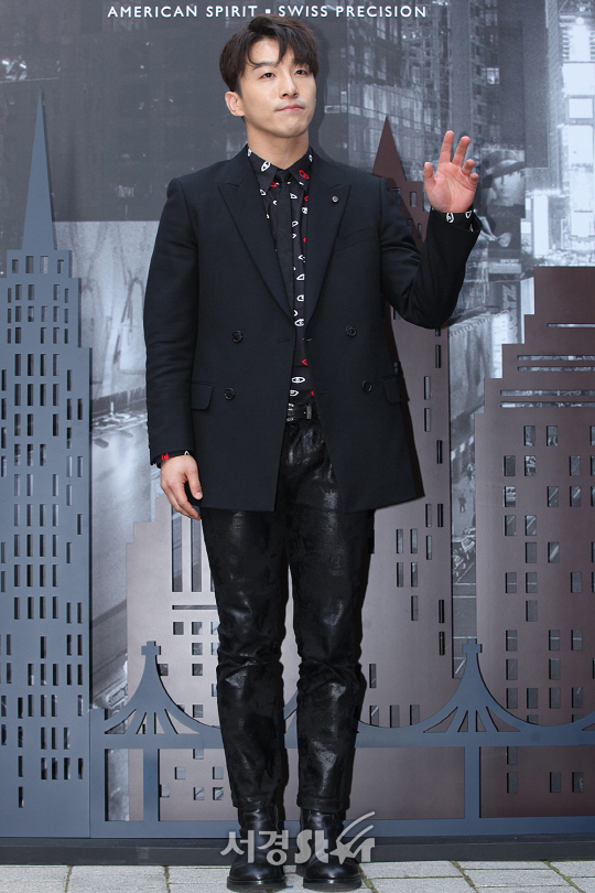 배우 동현배가 11일 오후 서울 강남구 신사동 가로수길 아트씨 컴퍼니에서 열린 한 워치 브랜드 컬렉션 론칭 행사에 참석해 포토타임을 갖고 있다.