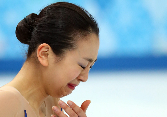 2014년 러시아 소치에서 열린 동계올림픽에서 아쉬운 성적에 눈물을 흘리는 아사다 마오./연합뉴스