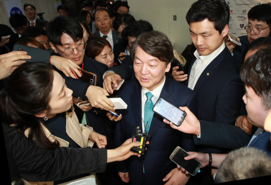 국민의당 안철수(가운데) 대선후보가 11일 오후 서울 여의도 국회도서관에서 열린 소상공인 정책공약 발표 및 토크콘서트 마친 뒤 취재진의 질문에 답하고 있다./연합뉴스