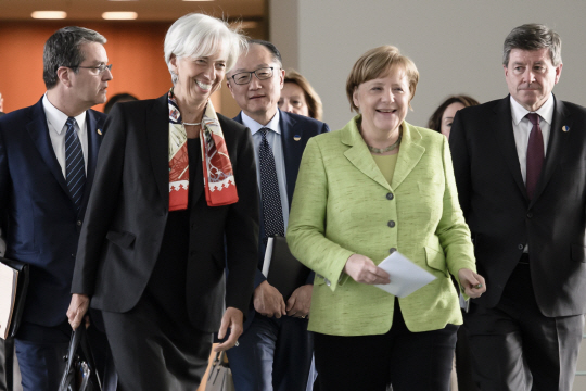 epa05901789 The director of the International Monetary Fund (IMF), Christine Lagarde (front, L), and German Chancellor Angela Merkel (front, R) and (second row from L), the general secretary of the World Trade Organisation, Roberto Azevedo, the president of the World Bank, Jim Yong Kim, and the general secretary of the World Labour Organisation, Guy Ryder, arrive for a joint press conference of the leaders of international economy and financial organisations in Berlin, Germany, 10 April 2017.  E