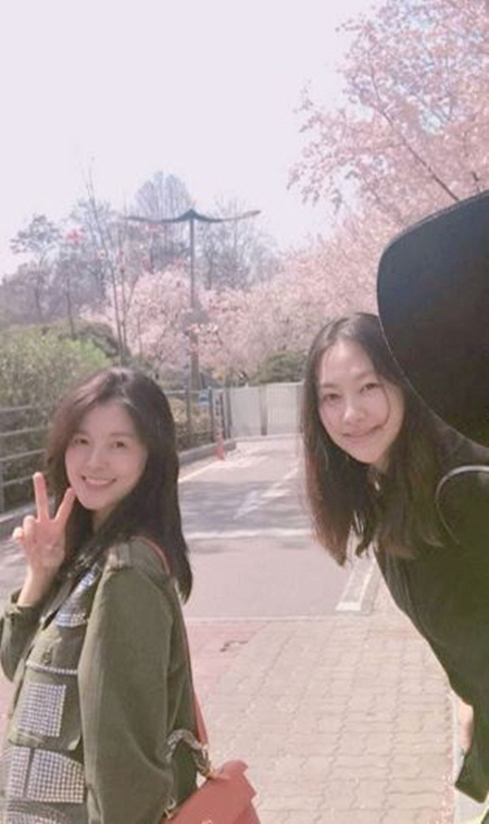 신애, 김성은과 벚꽃나들이 근황 공개…‘세 아이 엄마 맞아?’