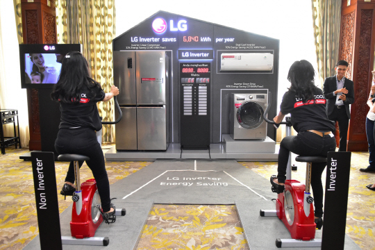 LG전자가 11일 인도네시아 자카르타 샹그리라 호텔에서 개최한 ‘LG 인버터 가전 공개 행사’에서 직원들이 자전거를 통해 LG 인버터 가전의 에너지 절약 성능을 보여주고 있다. LG전자는 지난 달부터 아시아 및 중동의 주요 국가에서 ‘듀얼쿨 (DUALCOOL) 에어컨’ 신제품 등 인버터 기술을 적용한 생활가전 제품을 소개하는 행사를 순차적으로 개최 중이다. /사진제공=LG전자