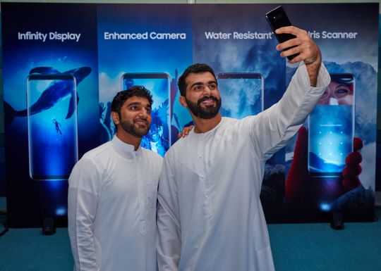 11일(현지시간) 아랍에미리트 두바이에서 진행된 ‘갤럭시S8’·‘갤럭시S8+’ 출시 행사에서 소비자들이 제품을 체험하고 있다./사진제공=삼성전자