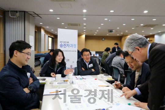 유진그룹 임직원들이 승진자 과정 교육에서 공통 과제를 진행하고 있다. 유진그룹은 서울 종로구 청운동 유진인재개발원에서 ‘2017년 그룹 승진자 과정’ 교육을 12일까지 총 6차수로 나눠 진행했다. 이번 교육은 지난해 계열사로 편입된 (주)동양 직원들도 함께했다./사진제공=유진그룹