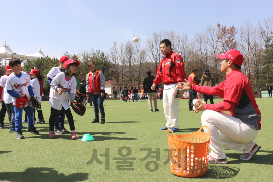 SK인천석유화학은 12일 SK와이번스 구단, 인천서구장애인복지관, 인천재능대학교와 함께 SK행복드림구장 새싹 야구장에서 지역 초등학생 발달장애 아동을 대상으로 ‘희망 키움 야구교실’을 열었다. /사진제공=SK인천석유화학