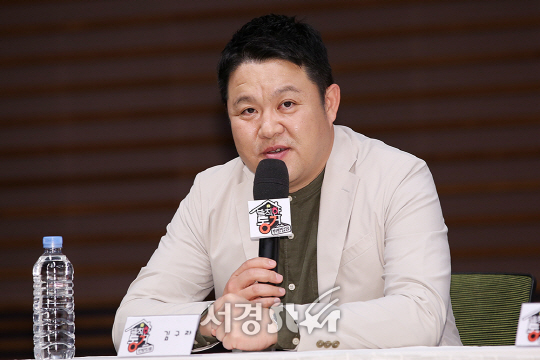 방송인 김구라가 MBC ‘발칙한 동거 빈방있음’ 제작발표회에서 인터뷰를 하고 있다.