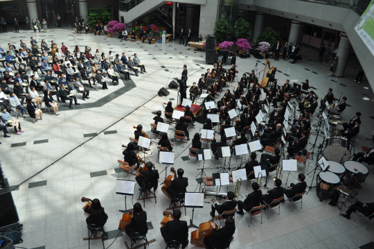 정부대전청사 공무원들이 대전시립교향악단의 공연을 관람하고 있다. 사진제공=정부대전청사관리소