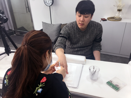 정순구 서울경제신문 기자가 서울 서대문구의 한 네일숍에서 손톱 관리를 받고 있다. 기자에게는 첫 경험이다.