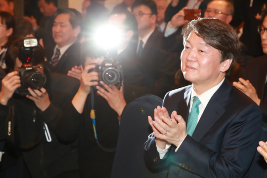 국민의당 안철수 대선후보가 지난 11일 오후 서울 마포구 경찰공제회빌딩에서 열린 직능경제인단체 총연합회와의 정책협약식에서 박수를 치고 있다. /연합뉴스