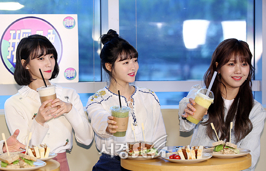 오마이걸(왼쪽부터) 비니, 유아, 미미가 대만 MTV ‘워아이오우샹-플레이제이 오우샹주보’ 녹화에 참석해 포즈를 취하고 있다.