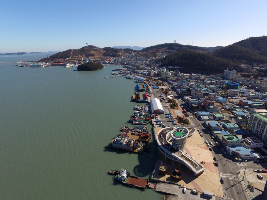 오는 14일부터 24일간 ‘2017 완도국제해조류 박람회’가 열리는 전남 완도항과 해변공원이 행사 준비를 마치고 관람객들을 기다리고 있다. /사진제공=완도군