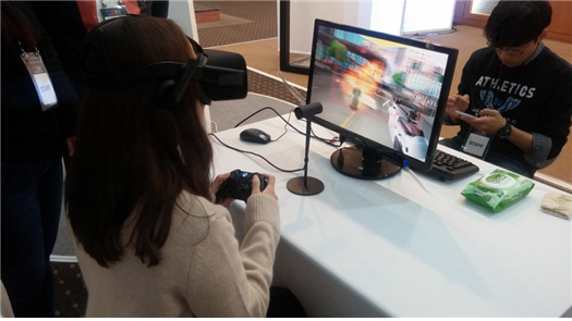 지난해 11월 코엑스에서 열린 2016 넥스트 콘텐츠 콘퍼런스에서 참석자들이 VR게임을 즐기고 있다./사진제공=한국콘텐츠진흥원