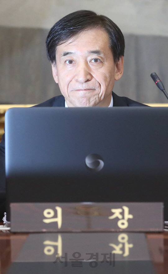 가계부채 고심하는 이주열 한국은행총재