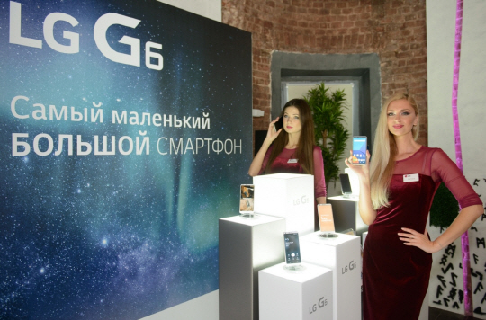 LG전자 G6 러시아 출시를 앞두고 모델이 제품 공개 행사에서 제품을 소개하고 있다./사진제공=LG전자