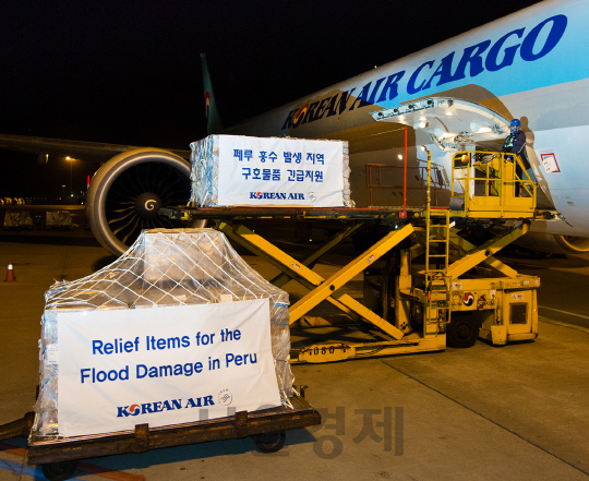 대한항공이 최근 홍수로 큰 피해를 입은 페루 이재민들을 위한 긴급 구호품을 12일 오후 항공기에 싣고 있다./사진제공=대한항공