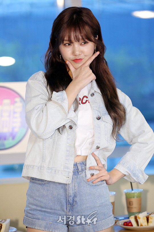 오마이걸 미미가 대만 MTV ‘워아이오우샹-플레이제이 오우샹주보’ 녹화에 참석해 포즈를 취하고 있다.