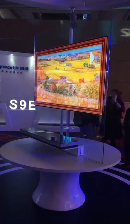 중국 TV업체 스카이워스가 내놓은 65인치형 올레드 TV 모습
