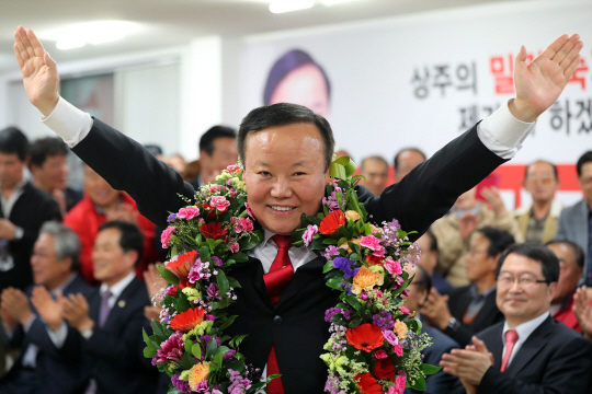 자유한국당 김재원 후보, 3선 고지 달성...‘과거 행적 눈길’