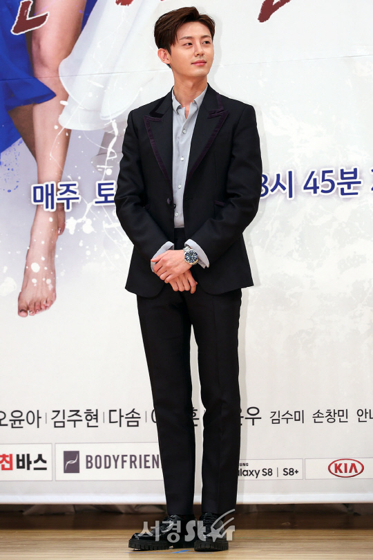 배우 이지훈이 SBS ‘언니는 살아있다’ 제작발표회에서 포즈를 취하고 있다.