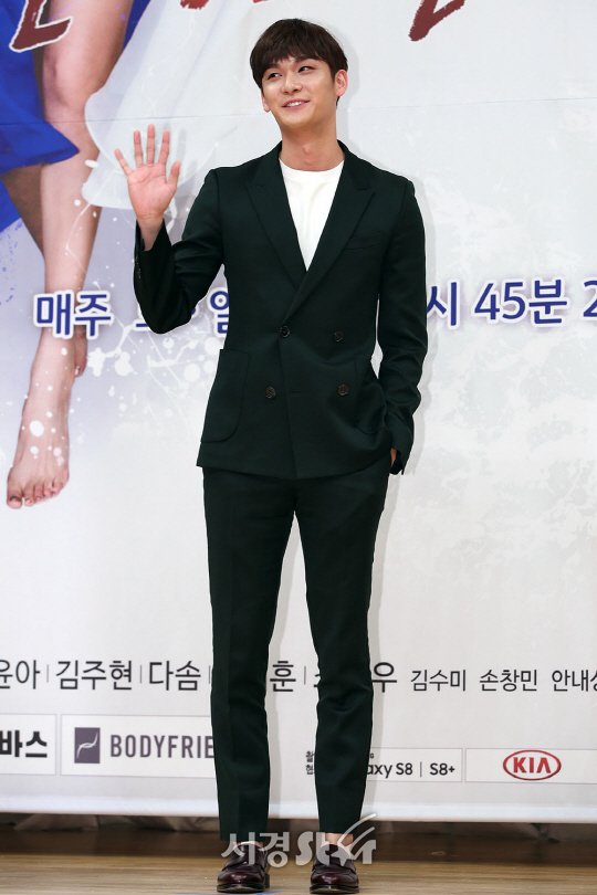 배우 조윤우가 SBS ‘언니는 살아있다’ 제작발표회에서 포즈를 취하고 있다.