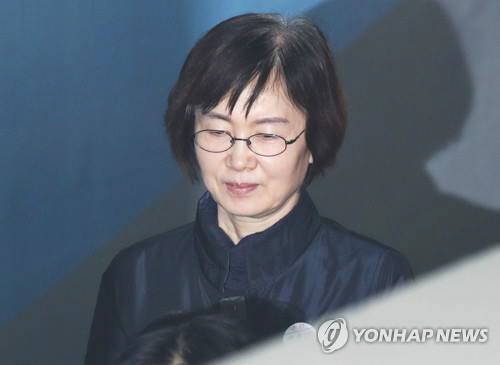 공판 출석하는 최경희 이화여대 전 총장/연합뉴스