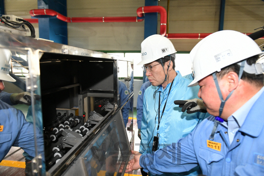 권오준(왼쪽) 포스코 회장이 14일 지난해 7월 준공한 4호기 생산라인의 음극재 열처리 과정을 지켜보고 있다./사진제공=포스코