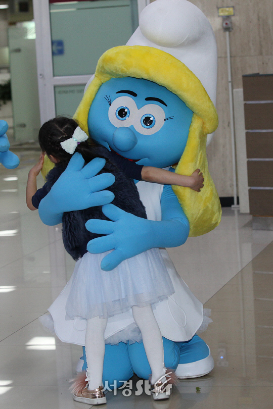 추성훈과 추사랑이 14일 김포국제공항을 통해 입국해 스머페트와 포옹을 하고 있다.