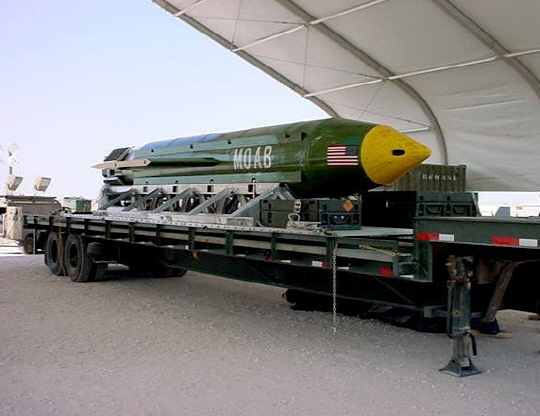 미군이 13일(현지시간) 아프가니스탄에 투하한 최대 위력의 재래식 폭탄인 ‘GBU-43’. 미군이 실전에서 처음으로 이 폭탄을 사용한 것은 도널드 트럼프 행정부가 북한에 보낸 강력한 경고 메시지로 해석된다.   /AFP연합뉴스