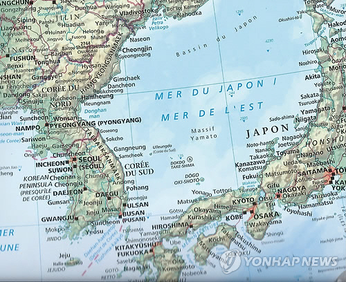 프랑스 르몽드사가 발행한 2015년판 ‘세계 대지도책’(Le grand atlas geographique Le Monde)에서 동해가 처음으로 일본해와 병기됐다. /연합뉴스