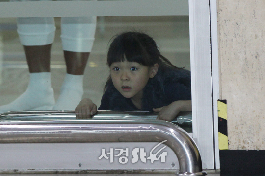 추사랑이 14일 김포국제공항을 통해 입국하기 전 게이트 안에서 바깥 상황을 살펴보고 있다.
