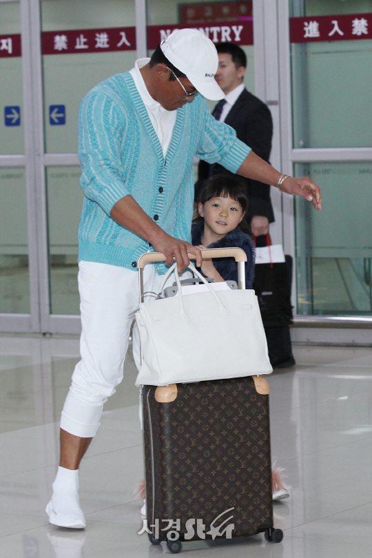 추사랑이 14일 김포국제공항을 통해 입국하고 있다.