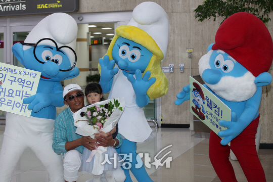 추성훈과 추사랑이 14일 김포국제공항을 통해 입국하고 있다.