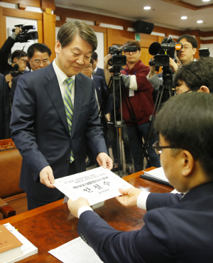안철수(사진) 국민의당 대선후보가 15일 오전 과천 중앙선거관리위원회에서 대선 후보 등록을 하고 있다. /연합뉴스