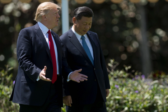 도널드 트럼프(왼쪽) 미국 대통령과 시진핑 중국 국가주석이 지난 7일(현지시간) 미국 플로리다주 마라라고 리조트에서 이야기를 나누고 있다. /팜비치=AFP연합뉴스