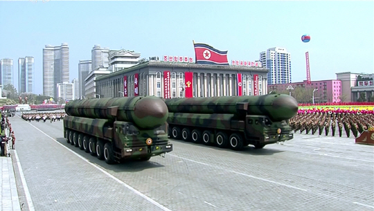 북한 김일성 주석의 105번째 생일(태양절)을 맞아 15일 평양 김일성광장에서 진행중인 열병식에 신형 ICBM으로 추정되는 미사일이 처음으로 공개됐다. /연합뉴스